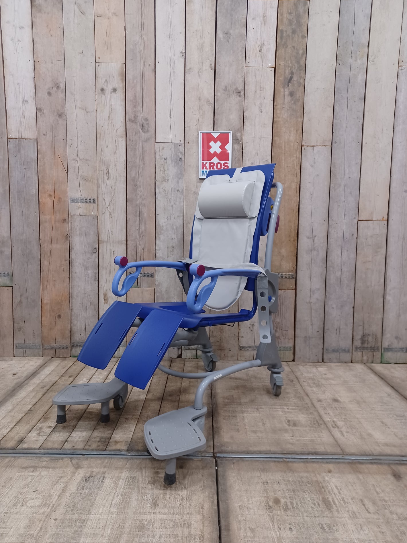 Elektrické sprchovací křeslo Arjo Carino - 01 - použitý -