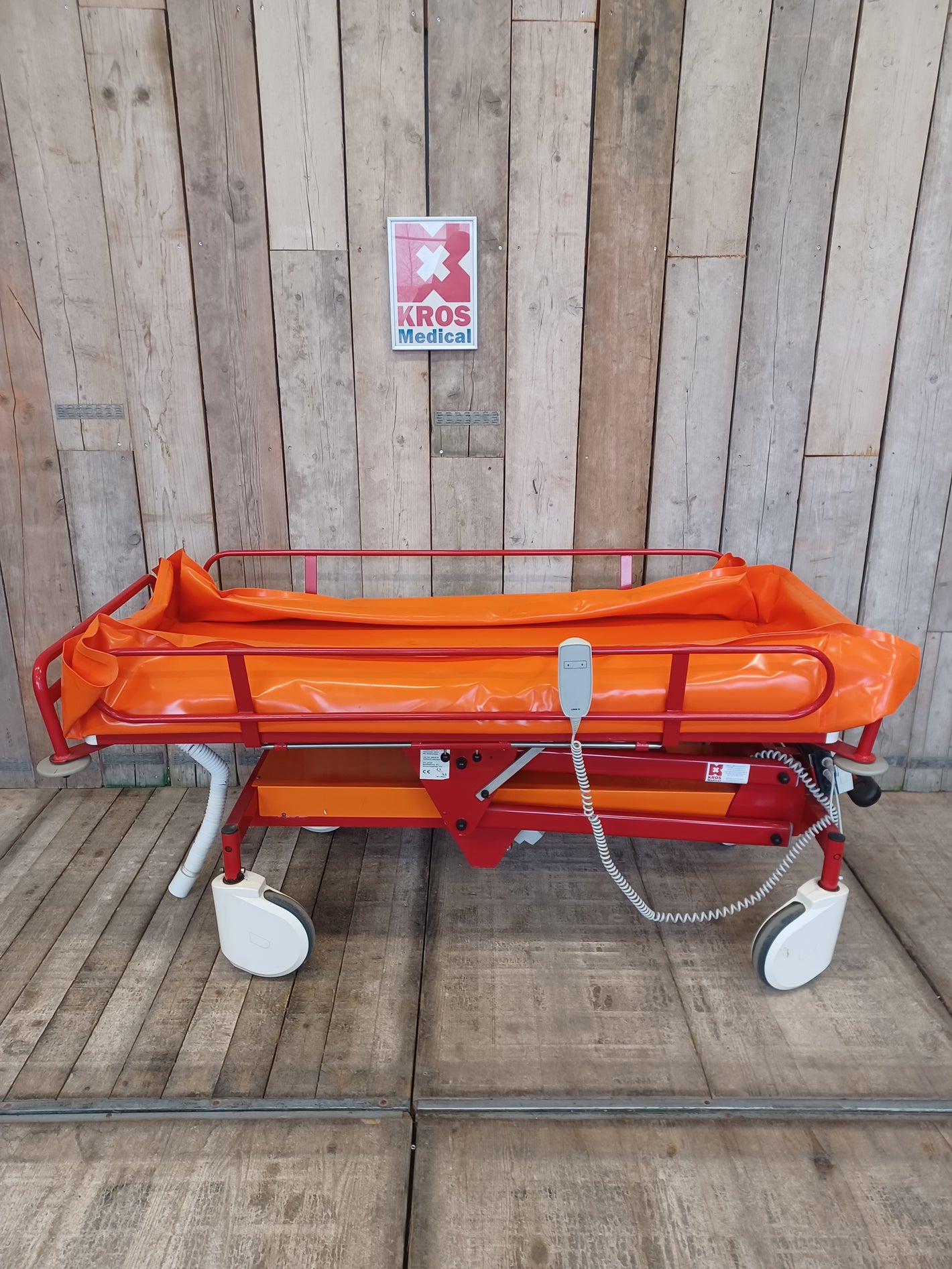 Sprchovací elektrické lůžko Orka Junior - 01 - použitý -