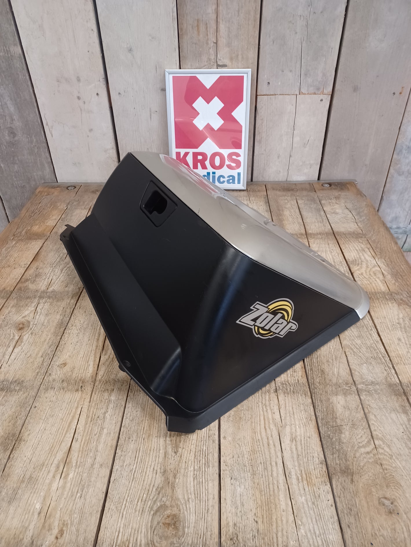 Plastový kryt baterií pro elektrický invalidní skútr Pride Zolar - použitý -