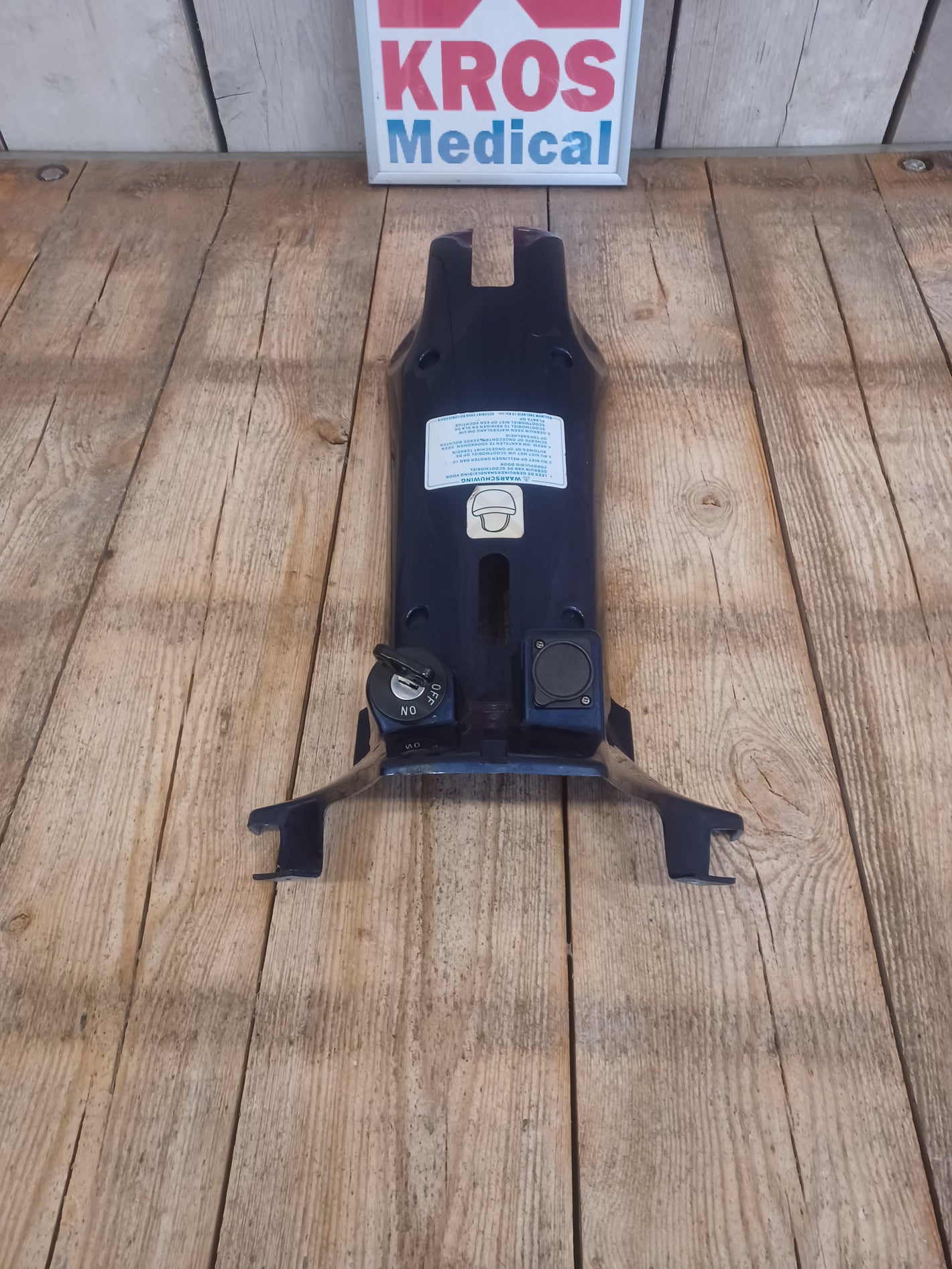 Plastový zadní kryt sloupku řízení pro elektrický invalidní skútr CTM 737 - použitý -