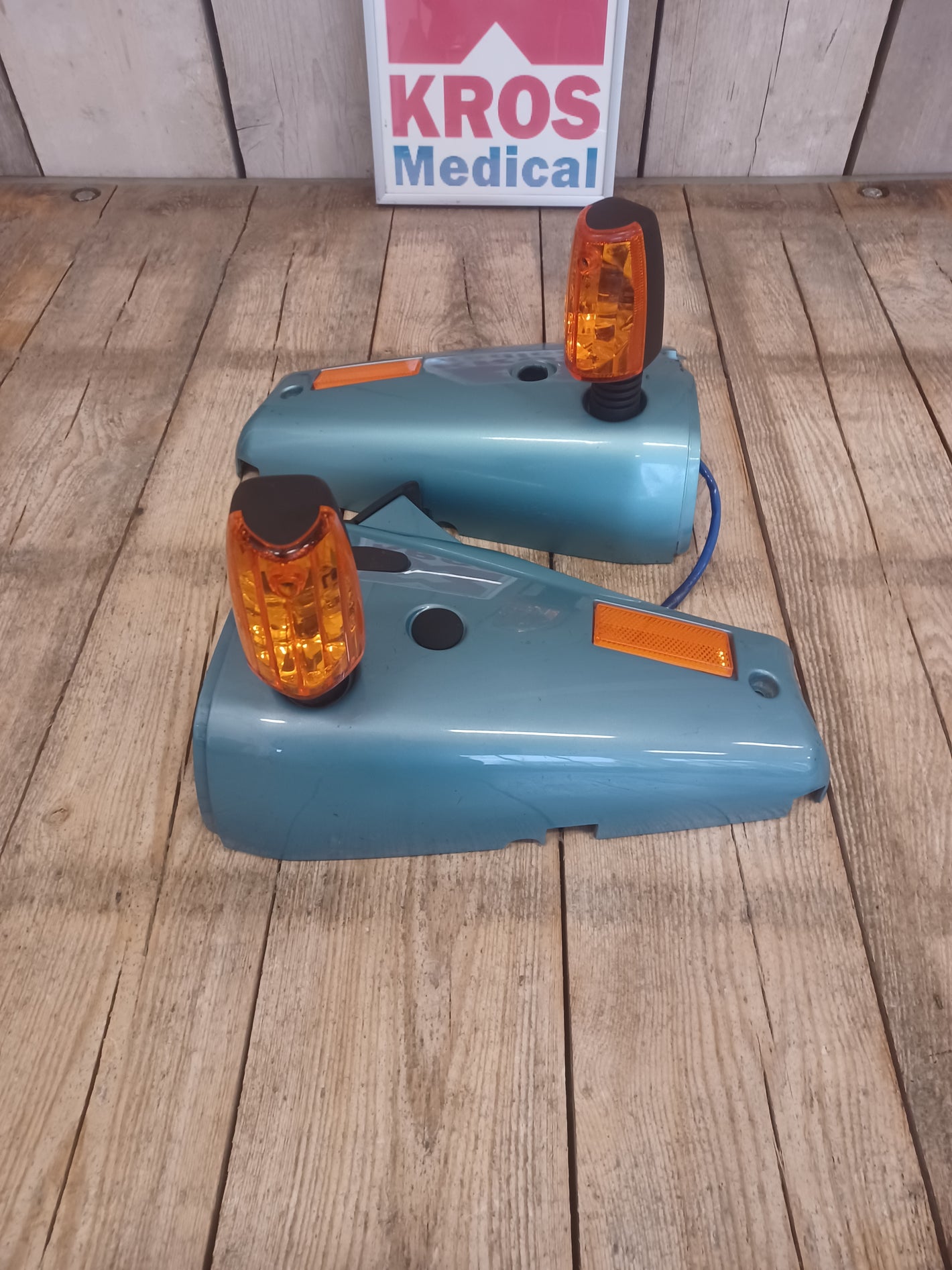 Plastový spodní kryt řidítek pro elektrický invalidní skútr MiniCrosser 130E - použitý -