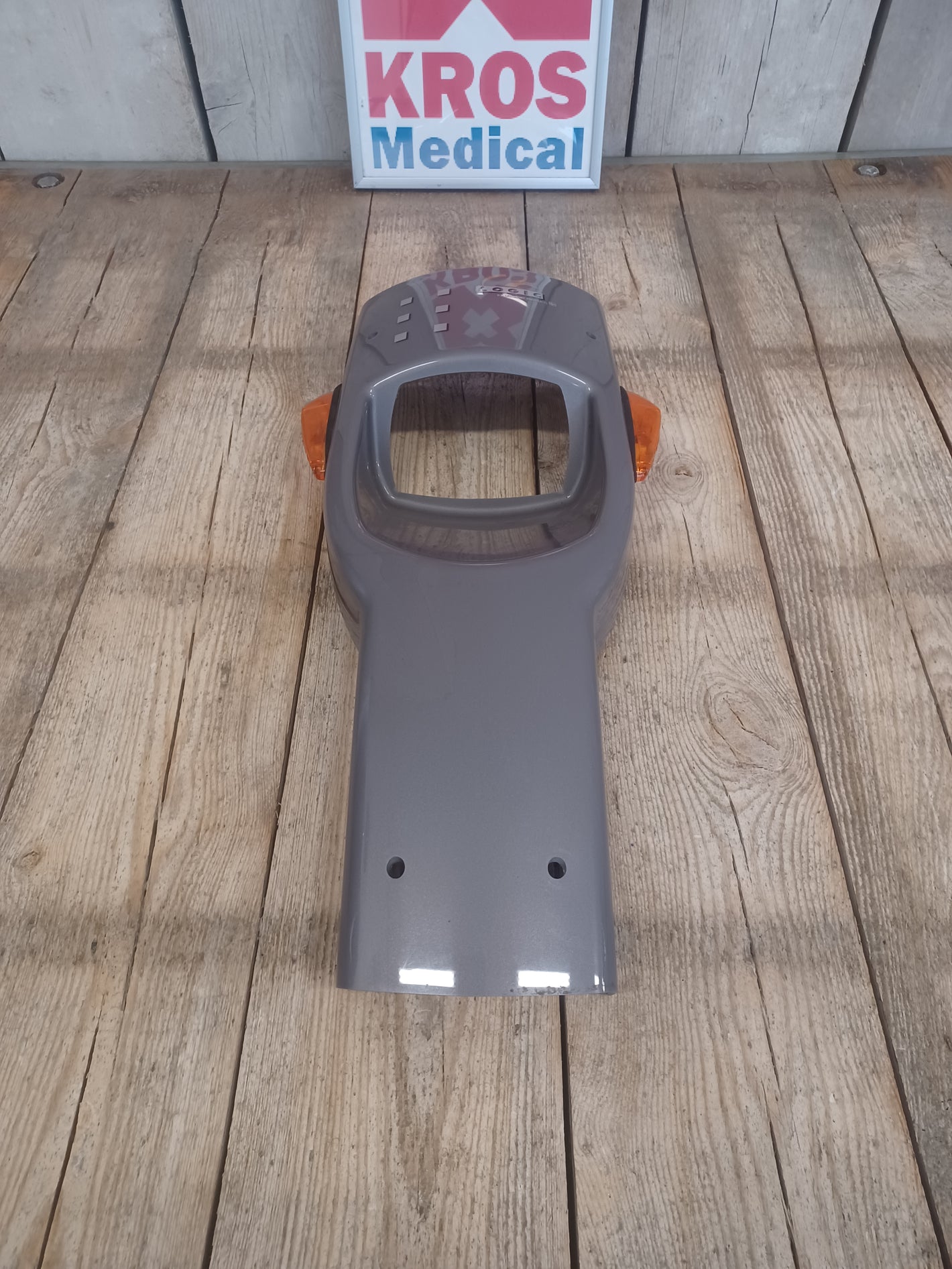 Plastový přední kryt sloupku řízení pro elektrický invalidní skútr Ligtvoet Logic - použitý -