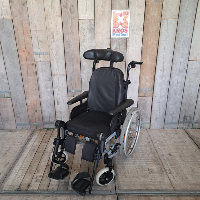 Polohovací mechanický vozík Invacare Rea Clematis - 01 - zánovní -